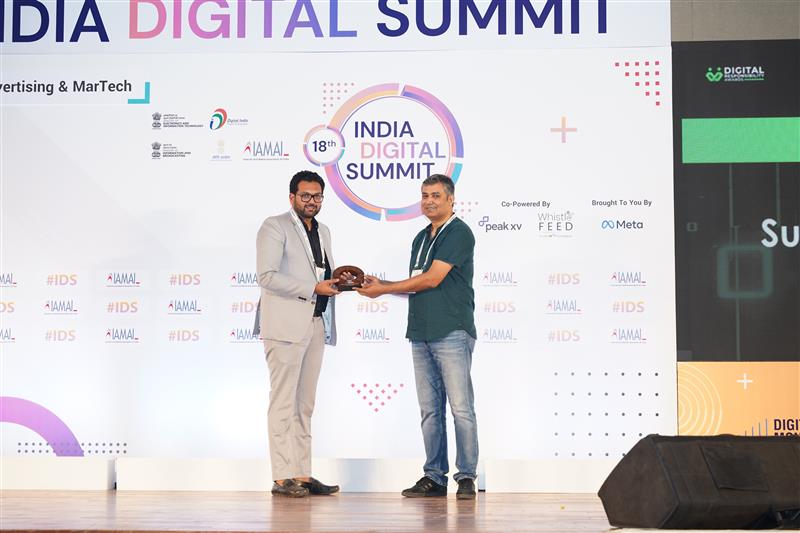 18th India Digital Summit stage with Suket Amin receiving Digital Responsibility Award from IAMAI officials