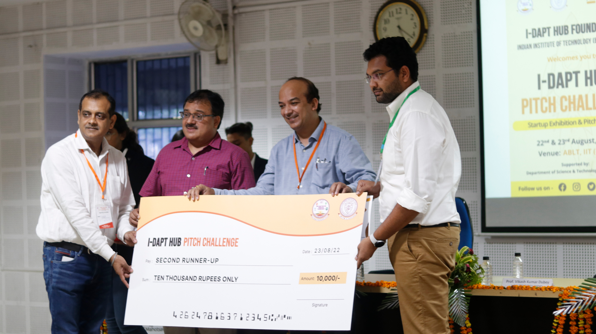 iDAPT Hub Pitch Challenge presentation at IIT BHU 2022 with Suket Amin speaking at podium