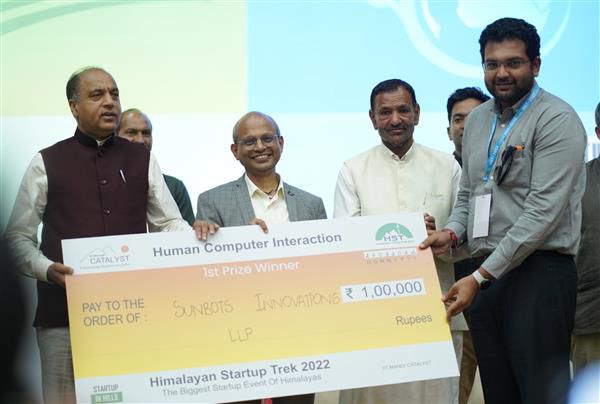 Himalayan Startup Trek 2022 winners on stage at IIT Mandi with Suket Amin holding award certificate