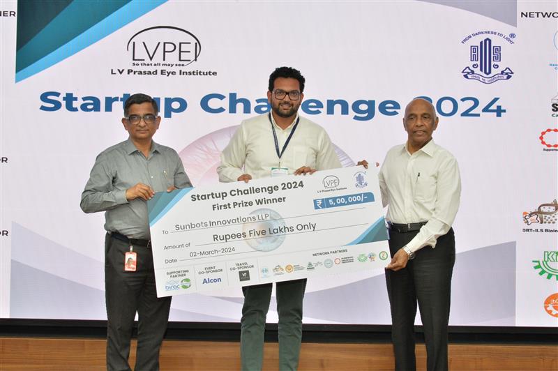 Award ceremony at LV Prasad Eye Institute 2024 with Suket Amin holding first prize certificate for startup challenge