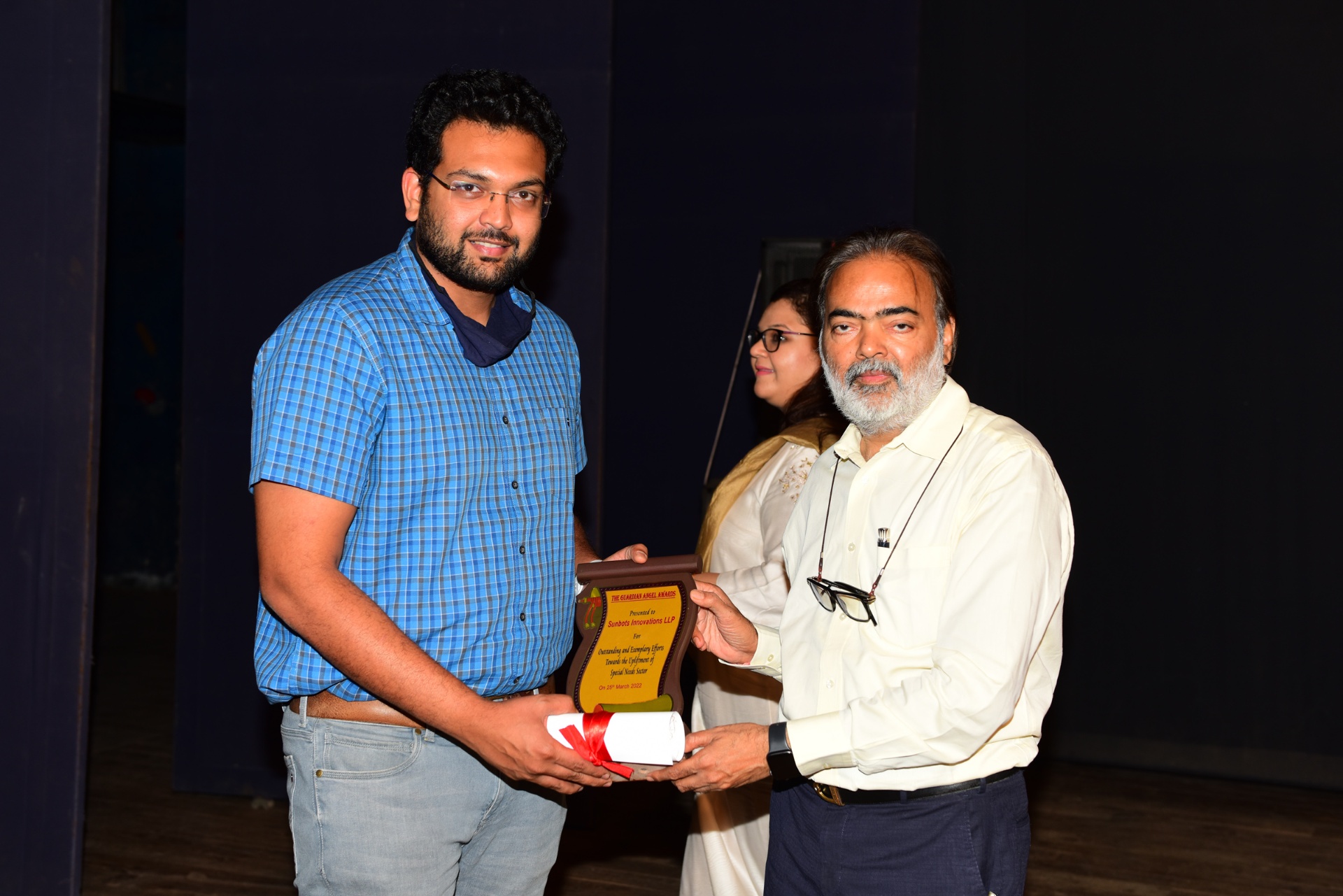 Suket Amin at VishalWin Foundation 2023 ceremony receiving Guardian Angel Award trophy